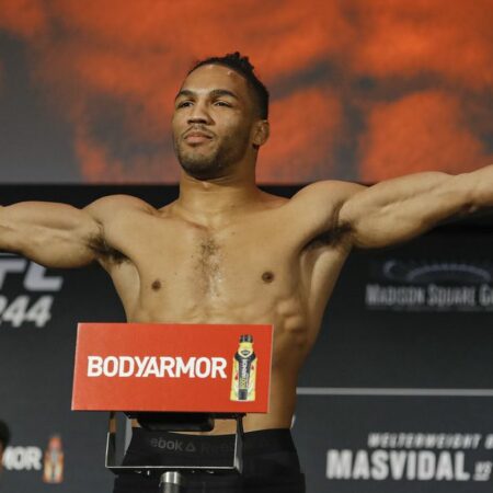 Кевин Ли получил тяжелый нокдаун во время тренировочного спарринга