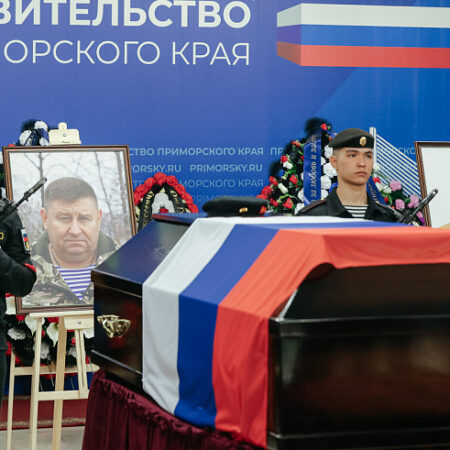 Прощание с легендой футбола: тысячи людей почтили память Дениса Лоу