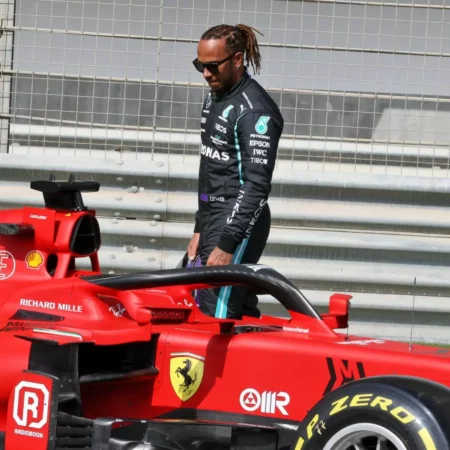 Льюис Хэмилтон продолжает тесты за рулем Ferrari в Барселоне