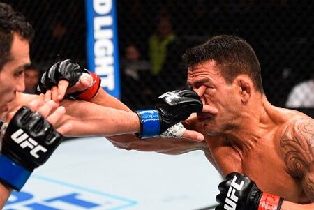 Споры вокруг тычков в глаза не утихают в ММА: очередной главный бой остановлен