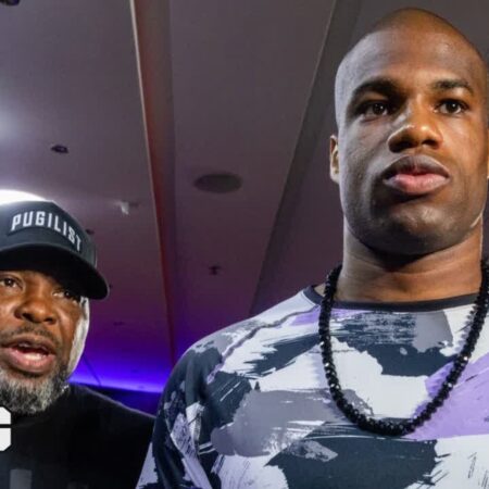 Дон Чарльз получил награду «Тренер года» от журнала «Boxing News»