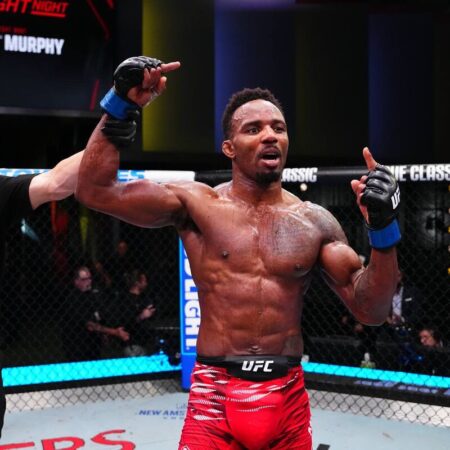 Неожиданное поражение непобежденного проспекта UFC нокаутом в прыжке