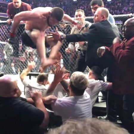 Звезды MMA устраивают потасовку после боя, проломив клетку из-за чересчур вызывающего празднования