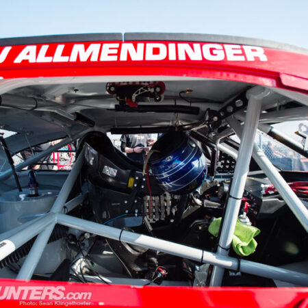 Как пилоты NASCAR сохраняют хладнокровие в кокпитах при 60°C (140°F)